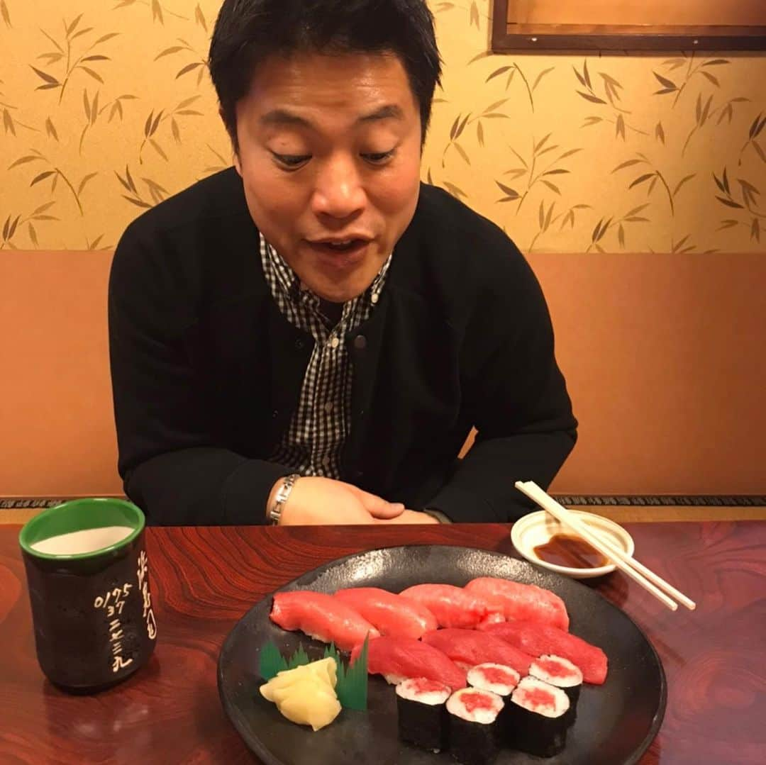 栗原心平さんのインスタグラム写真 - (栗原心平Instagram)「大間へ移動してお約束の鮪をいただく。実は大間で鮪の握りをいただくのは初めて…んまい！！んーーまい！！ またまた堪能。しかし今日は残念ながら鮪の水揚げはありませんでした… #栗原心平 #shimpeikurihara #青森 #下北半島 #下北半島魅力発信 #大間 #大間のマグロ #組合長 #浜寿司 #鮪」1月16日 13時51分 - shimpei_kurihara