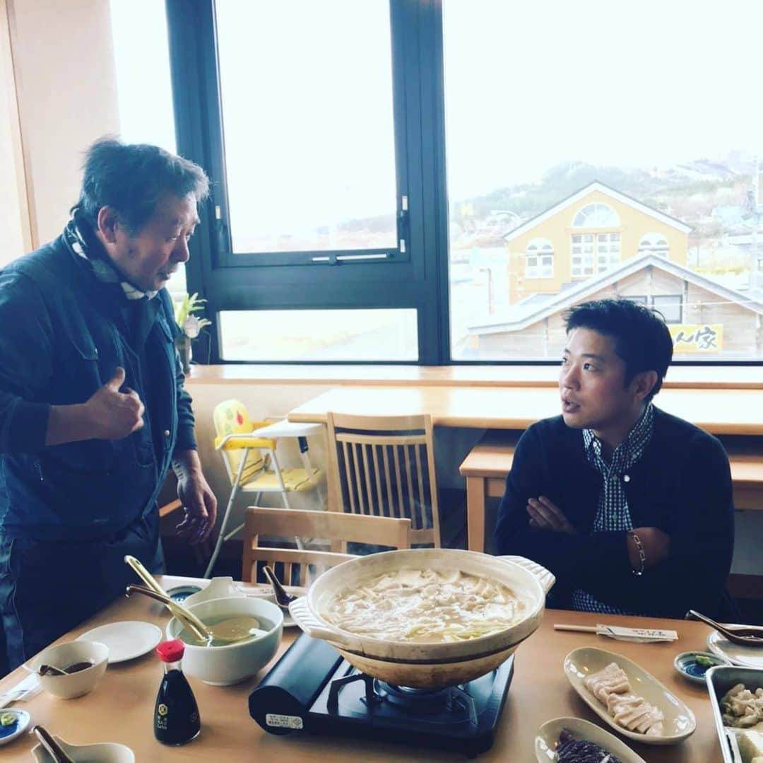 栗原心平さんのインスタグラム写真 - (栗原心平Instagram)「続いて佐井村へ移動し、水ダコをいただく。地元だと煮付けが多いそう。今回は目の前で締めてお刺身。そして道具汁(タコの内臓などいろんな部位を煮込んだ鍋)をいただきました。タコの卵巣うまい…ねっとりしてるのに口溶けが良い… #栗原心平 #shimpeikurihara #青森 #青森県 #佐井村 #水ダコ #水蛸 #北海みずだこ #下北半島魅力発信  #まんじゅや #佐井村漁協 #道具汁」1月16日 13時57分 - shimpei_kurihara