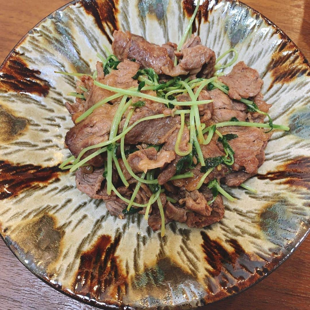 彼方茜香さんのインスタグラム写真 - (彼方茜香Instagram)「やちむん♥ 沖縄で出会ったやちむんのお皿はこんな感じ〜。 もっと欲しいのあったけど、ザッとこの3つで1万円( ◜ᴗ◝)ﾉｳﾋｬ また行く時の楽しみが増えた♪ シイタケっぽいお皿に丁度いただいた原木シイタケ乗せたらお皿まで食べそうになりました(嘘)  #やちむん焼き  #お皿を飾れる食器棚欲しいなぁ #お皿欲」1月16日 13時57分 - serikaochikata