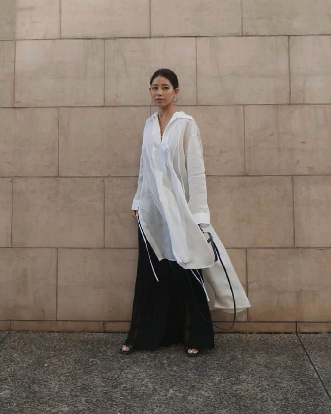 JUNNAのインスタグラム：「いよいよ本日19時〜 Spring Collectionが発売となります🌸  tops/ #バックテールシアーロングシャツ pants/#エトレレーシーニットパンツ bag/ @ysl #yslbag #サンローラン #サンローランバッグ  #2020etre_ss #etretokyo」