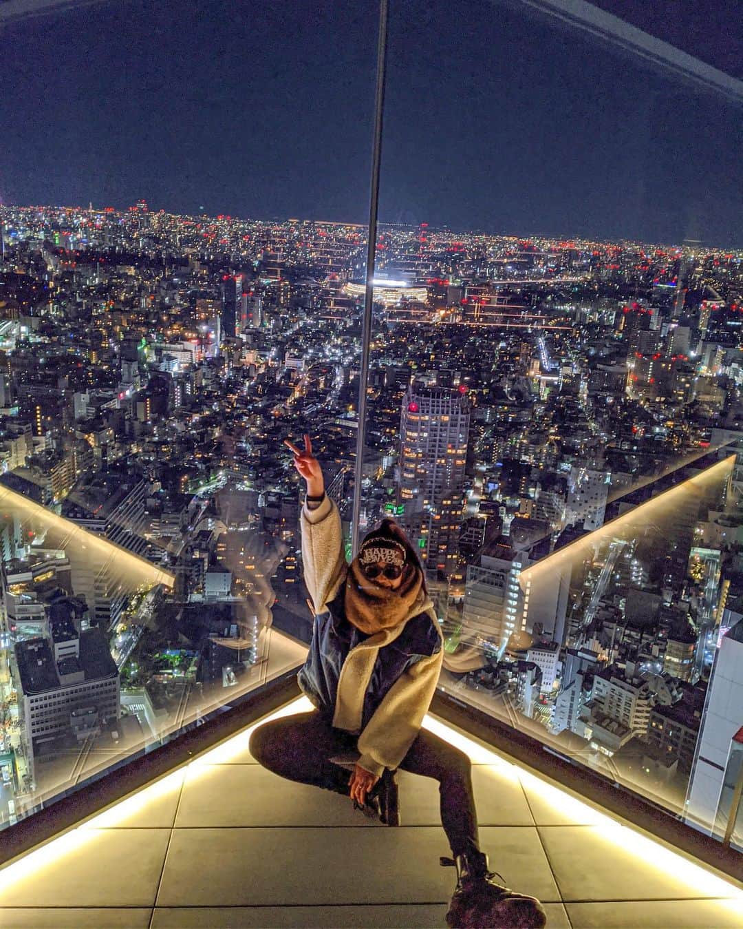 YOKOのインスタグラム：「✨Happy New Year✨ . . もう半月たってて震える(笑) . 今年の年越しは渋谷に新しくできた スクランブルスクエアで🌃 . ほんっとに綺麗すぎて驚き。 寒くなさすぎたら泣いてた(笑) 中はyogiboがあってリラックスしながら景色眺められて大人空間でした🦋 . . 入場料はかかるけど確実に元取れちゃう✌🏻 次は昼間に来てみたいな〜 . . 渋谷最近進化してて大学時代バイトしてた身としては嬉しい🧡 . #渋谷スクランブルスクエア#スクスク#渋谷#shibuyascramblesquare #shibuya#googlepixel4」