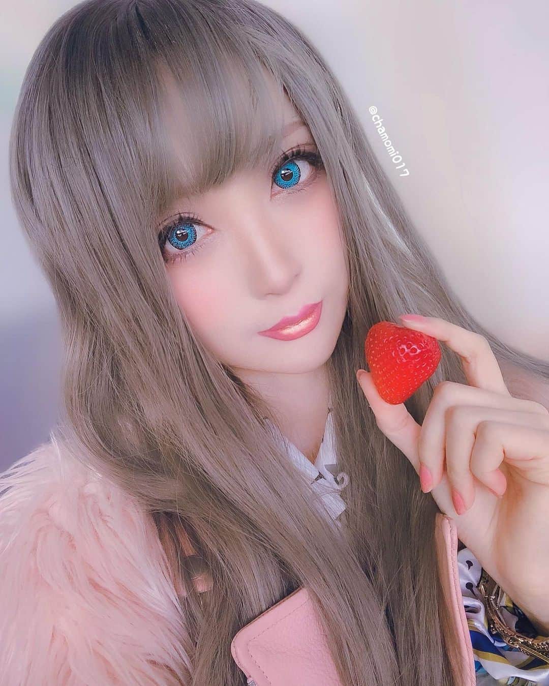 のインスタグラム：「いちごの日 🍓 #いちごの日 #イチゴの日 ツイートはこちら💁‍♀️ https://twitter.com/chamomi017/status/1217390678361047041?s=21 #いちご #strawberry #いちご好き  動画もあげたのでみてね❤️🍓 https://twitter.com/chamomi017/status/1217421150751358976?s=21」
