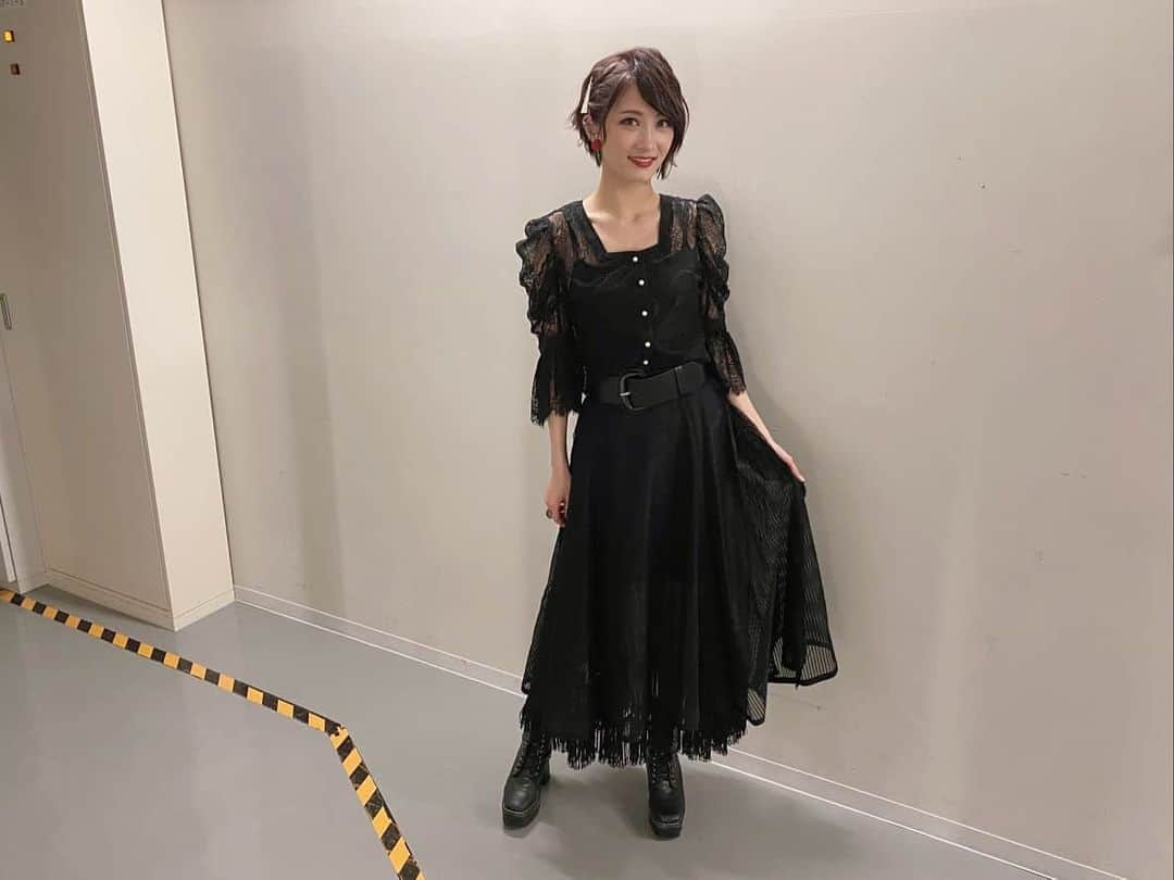 AYASAさんのインスタグラム写真 - (AYASAInstagram)「#バヨリン弾きの衣装 👗 SYMPHONIC METALLIZATION2日目はオールブラックコーデ🖤 SYMPHONICだからちょっとドレッシーめも良いかなと思いましたの🎶 レースとか透け感で重くならない真っ黒コーデが好き🥰 そして薔薇ピアスが壮絶に可愛すぎる🌹🌹🌹 . アンコールではMAJESTICA様Tシャツも👕✨ ・ ・ #pameopose #薔薇ピアス #黒レースが好き #重くならないブラックコーデ #スカートの揺れ感大事  #symphonicmetallization #MAJESTICA #Ayasa」1月16日 14時47分 - ayasa_doya