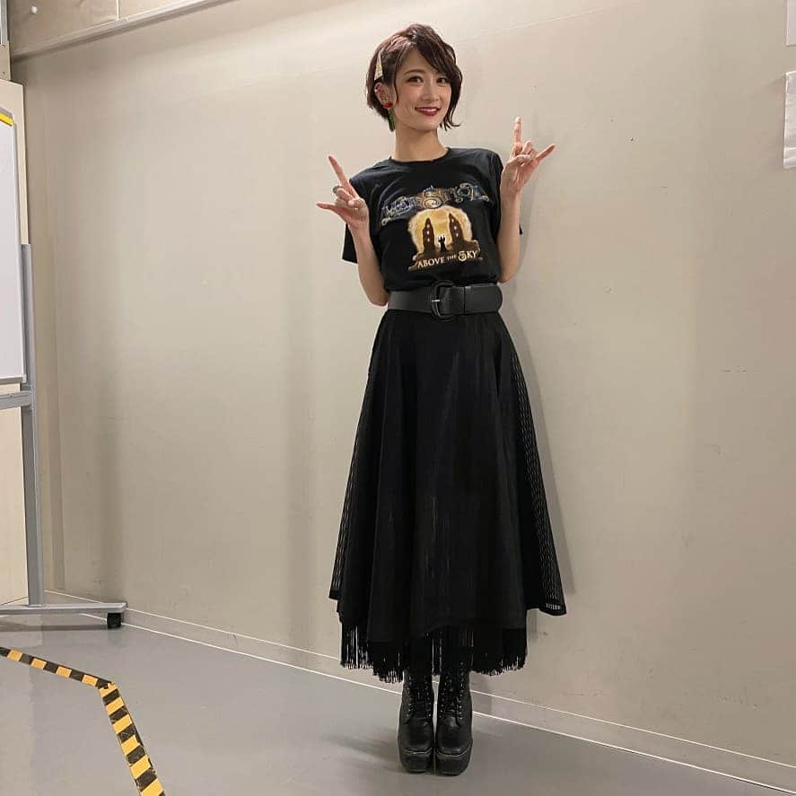 AYASAさんのインスタグラム写真 - (AYASAInstagram)「#バヨリン弾きの衣装 👗 SYMPHONIC METALLIZATION2日目はオールブラックコーデ🖤 SYMPHONICだからちょっとドレッシーめも良いかなと思いましたの🎶 レースとか透け感で重くならない真っ黒コーデが好き🥰 そして薔薇ピアスが壮絶に可愛すぎる🌹🌹🌹 . アンコールではMAJESTICA様Tシャツも👕✨ ・ ・ #pameopose #薔薇ピアス #黒レースが好き #重くならないブラックコーデ #スカートの揺れ感大事  #symphonicmetallization #MAJESTICA #Ayasa」1月16日 14時47分 - ayasa_doya