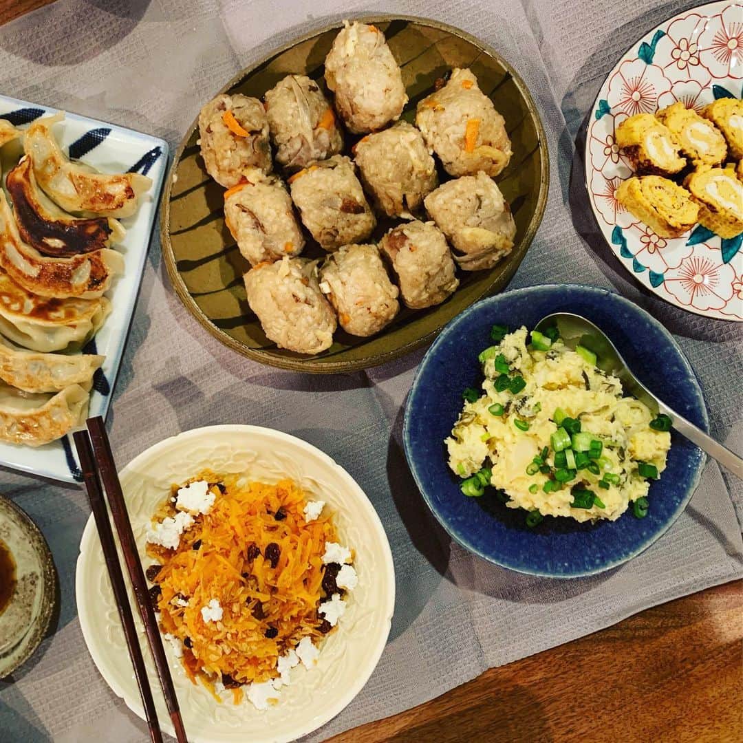 安田美沙子さんのインスタグラム写真 - (安田美沙子Instagram)「パパの仲間が来たよ😊✨ 叙々苑のおいしーい鍋のスープを持って来てくれました❤️ にんにくやら、甘いのやら、複雑な色んな味がしておいしい！ またリピートしたい！ あとは定番料理。鍋の季節やなぁ😊✨何鍋を今度はやろうかなぁ。。。 . . . #instafood #みさこクッキング #鍋 #叙々苑 #持ち寄り #新年会 #homeparty #つまみだらけ #みんな良く飲む」1月16日 14時51分 - yasuda_misako