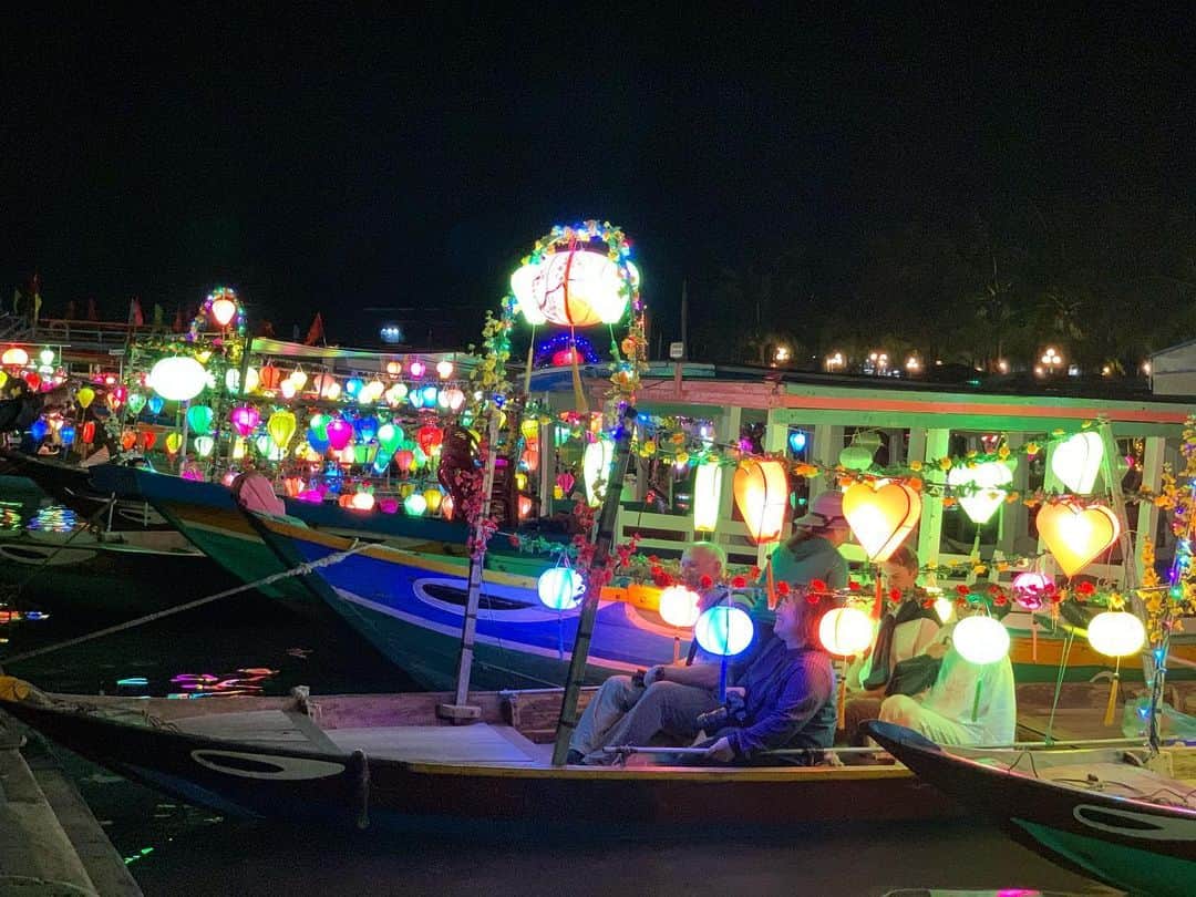 日下裕江さんのインスタグラム写真 - (日下裕江Instagram)「灯籠流し🕯  舟に乗って灯籠流しへ  街中でお兄ちゃん達が灯籠流しの舟の売込みして来て、 安くするよとアピール✨  ランタンいっぱいの艶やかな舟も有れば、ランタン一個だけの大人な舟もあったり。  きっと本当はランタン一個の船の方が、灯籠の灯りがメインで良いのだと思いますが、 せっかく観光に来たので、 ランタンいっぱいの艶やかな舟を選びました(*´艸`)笑  ハート型のランタンもあったけど、私達は普通のランタン舟に🏮✨ あちこちキラキラした舟が一斉に川へ出るので、とっても綺麗で、それだけで心がウキウキ💓  女子はテンション上がるね⤴︎⤴︎⤴︎ #灯籠流し #ホイアン #ランタン祭り #hoian #hoianvietnam #lantern #lanternfestival #vietnum #aodai #アオザイ #満月の夜」1月16日 15時06分 - hiroe___h