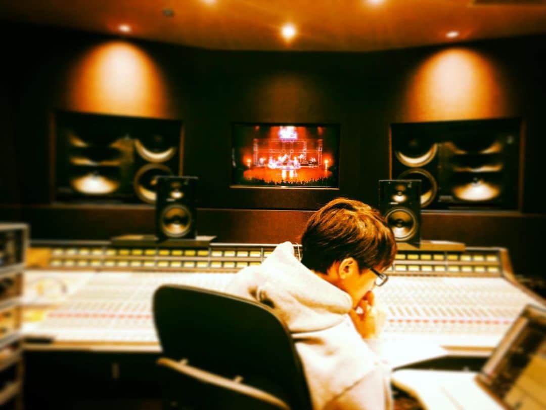tetsuyaのインスタグラム：「本日はスタジオ作業。  #TETSUYA #thankyou4950 #Amphitheater」