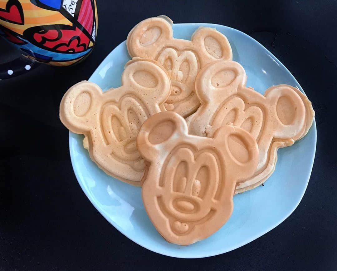 のインスタグラム：「ミッキーワッフル🧇😋💕 ⠀ ⠀ ミッキーのワッフルメーカーをゲットして 作ってみましたーー。 ⠀ 生地の量の調整と焼き加減の調整が もうすこし上手くなりたいなぁ💭 ⠀ 生地を入れすぎたら、型から溢れ出でしまい ギャーーーとなります。笑 ⠀ ⠀ 目指せ！ちょうどいいカリカリ！ ⠀ ⠀ ⠀ #ミッキーワッフル #ミッキーワッフルメーカー #mickey #disney#mickeymousewaffles」