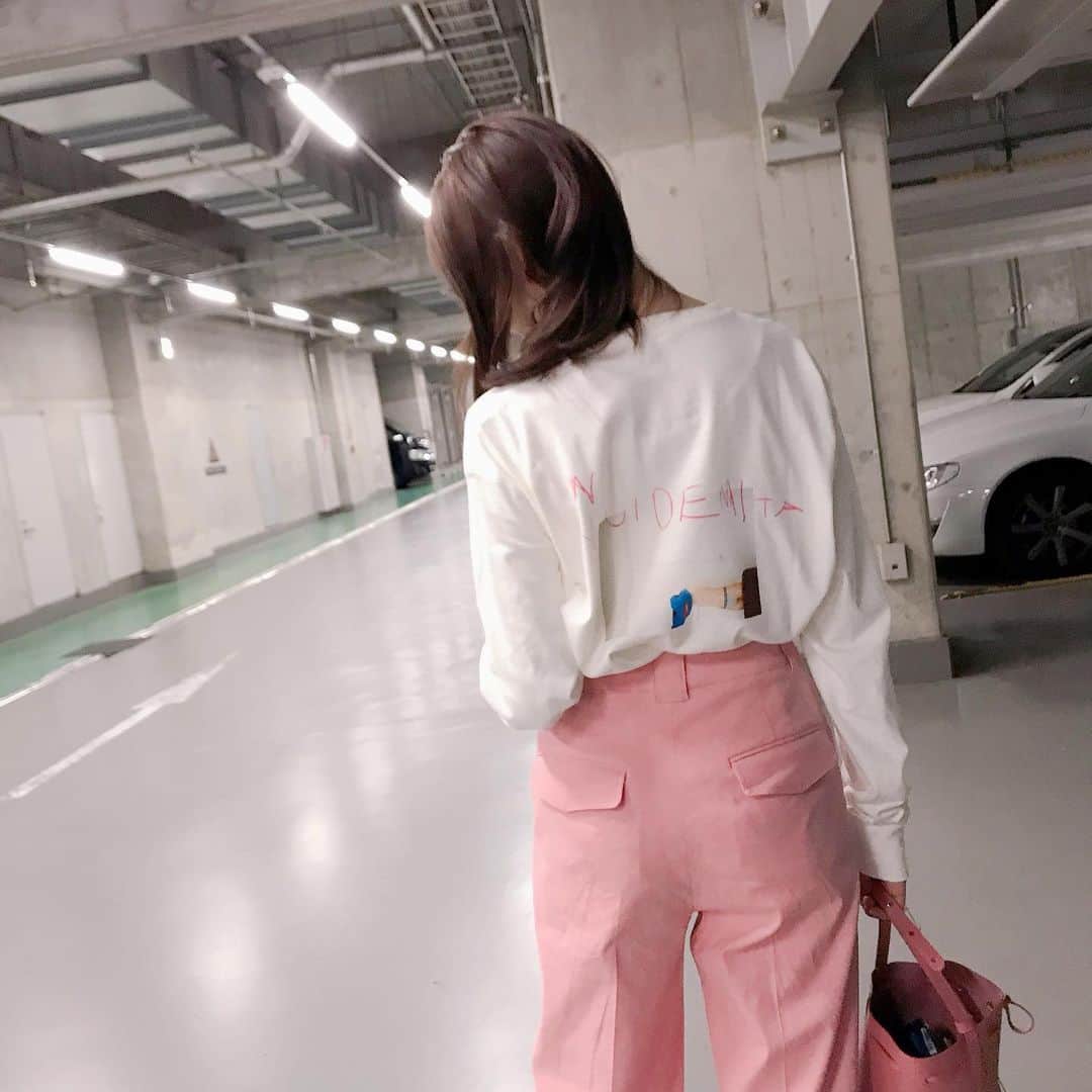 トリンドル玲奈さんのインスタグラム写真 - (トリンドル玲奈Instagram)「「脱いでみた。」ロンTがかわいい。。 @yurihanamori さんのです♡﻿ ﻿ ヘアメイクさんが着ていて真似っこしました^ ^。 ﻿ ﻿ サイズはLです。﻿ おうちで1枚で着ても可愛いだろうな💕。 ﻿ ﻿ ピンクのパンツは　@stunninglure の❣️」1月16日 15時10分 - toritori0123