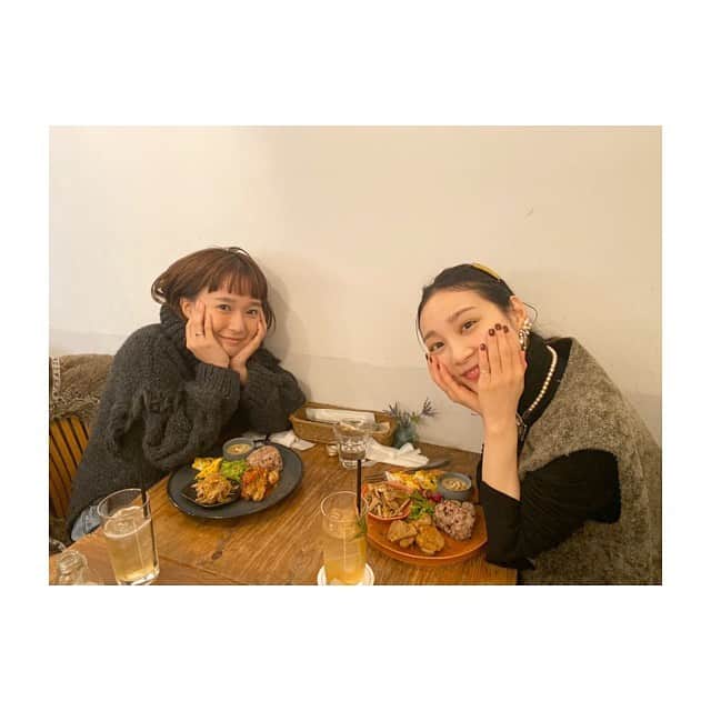 のインスタグラム：「福岡から突然のキラキラな時間が。。。 大好きななおさんに会えました♡ @nao_0120  大事にしたいものはずっと変わらない 変わらないために変わり続けよう✨ 愛でしか生きてないよ。 愛でしか生きたくないよ。 っていつも名言をくれるんだ 私の周りこんな人ばっかり不思議 ほーんと人に育てて頂いているんだなぁ ありがとうございます！ #ありがとうな名言集 ってハッシュタグ作れる くらいみんなありがとうに素晴らしい」