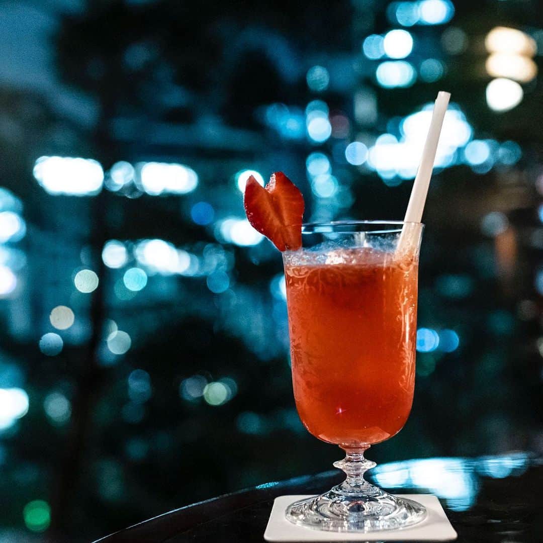 ザ・キャピトルホテル 東急 公式さんのインスタグラム写真 - (ザ・キャピトルホテル 東急 公式Instagram)「4F ザ・キャピトル バーにて、本日1月16日から2月29日まで苺をふんだんに使用した「苺カクテル セレクション」を開催します。 糖度と酸味のバランスに優れた栃木県産の「スカイベリー」を使用した3種のオリジナルカクテルが登場。みずみずしく果実味溢れる華やかな味わいに仕上げたカクテルは、食後にデザート感覚でもご堪能いただけます。  From today at The Capitol Bar on the 4th floor, "Strawberry Cocktail Selection" will be held until February 29th. "Skyberry" from Tochigi-prefecture is used for the 3 kinds of original cocktail. Mouth-watering, gorgeous cocktail can be enjoyed even as a dessert.  #thecapitolhoteltokyu #thepreferredlife #forbestravelguide #bar_capitolhotel #cocktail #ホテルバー #ストロベリーフェア」1月16日 15時11分 - thecapitolhoteltokyu