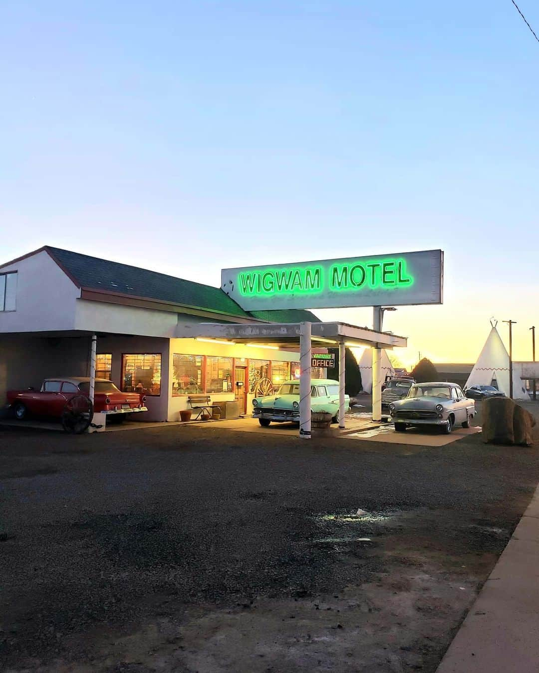 翔さんのインスタグラム写真 - (翔Instagram)「Last stop on road trip🚗  最後はCarsのCozy Cone Motelのモデルになったモーテルにお泊まり * * #roadtrip #route66 #arizona #teepee #wigwammotel #どうしても行きたかった場所 #(ママが)」1月16日 15時12分 - sho0509official