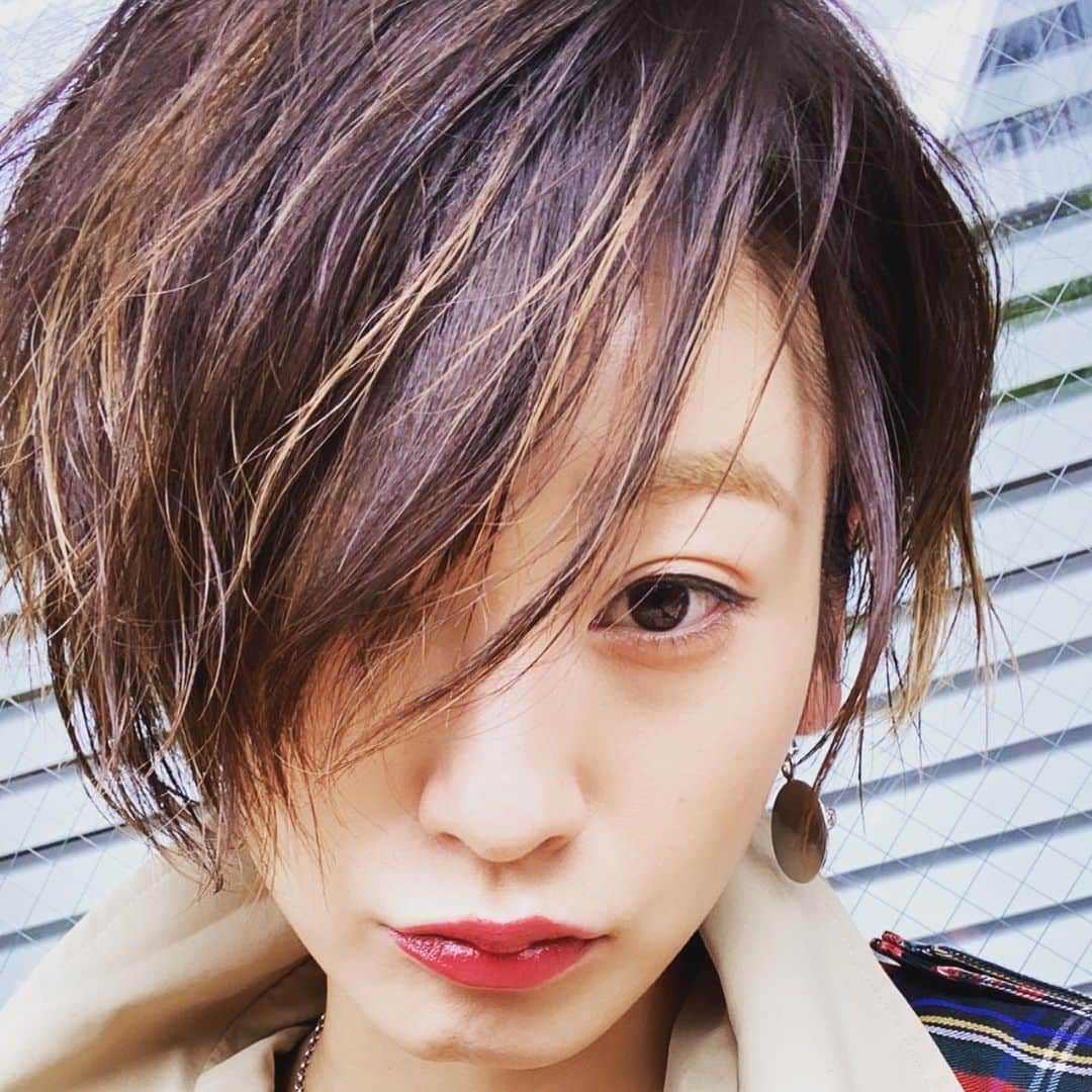 西山茉希さんのインスタグラム写真 - (西山茉希Instagram)「#俺流コーデ #バイマイセルフ #ヘアメーク  チェックマン参上。  #パンツ×トレンチ @andrea_crews  @worldstyling.corp  #黒ヒール @chanelofficial  #コインイヤーカフ @acuodbychanu  右流しバンク日和。」1月16日 15時13分 - maki.nshiyama50