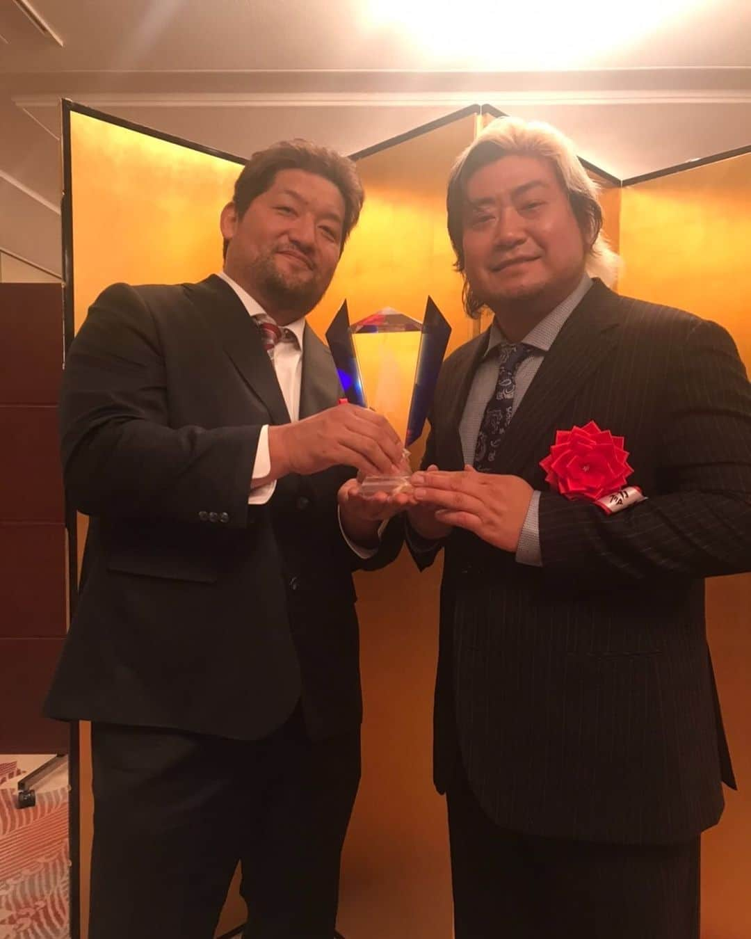 石川修司さんのインスタグラム写真 - (石川修司Instagram)「2019年度　プロレス大賞授賞式 功労賞青木篤志選手 #ajpw  #プロレス大賞 #青木篤志」1月16日 15時15分 - shuji_ishikawa1975