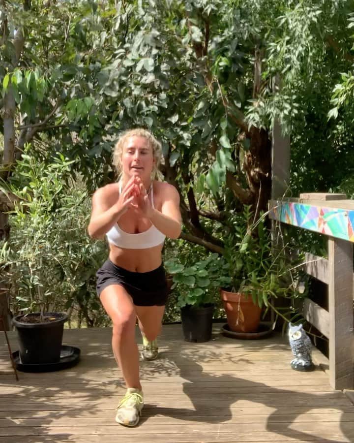 ニッキ・バン ダイクのインスタグラム：「How to get fit in 1 minute lol」
