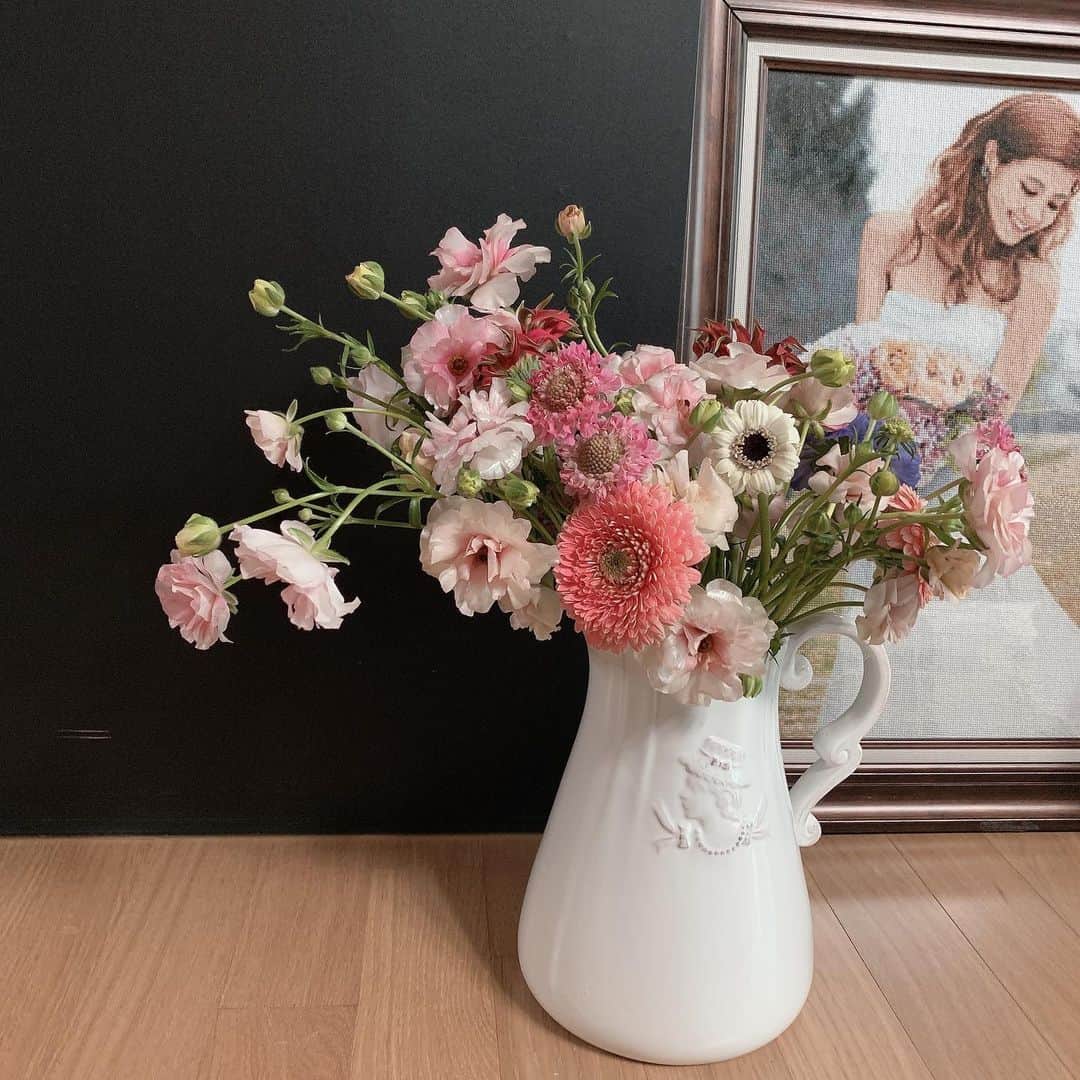イ・ユンジのインスタグラム：「라돌이꽃보라며 꽃집아가씨가 불쑥안기고 갔다. 마음에 꽃물이 든다.  이리저리 돌려보아도 그녀닮아 온통 예쁨뿐.  #꽃집의아가씨는예뻐요#그렇게예쁠수가없어요」