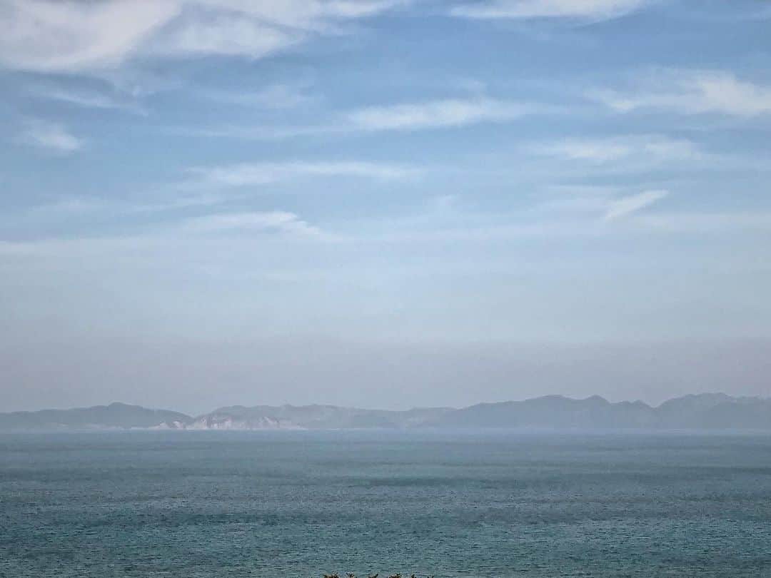 イ・ジョンジンさんのインスタグラム写真 - (イ・ジョンジンInstagram)「서해 최북단섬 #백령도 뒤에보이는곳은 #북한 #황해도 입니다 가까이보이지만 갈수없는곳. #콩돌해변 #다큐멘터리 촬영」1月16日 15時27分 - jung.jin.lee_