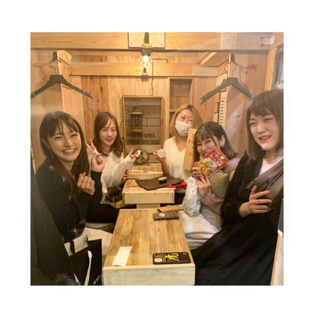 古田ちさこさんのインスタグラム写真 - (古田ちさこInstagram)「新年会っ＊＊ #野球女士 全員集合できた💜 (会話の内容は全く喋れないな笑) 祐香ちゃんがTwitterで見つけてきてみんなで気になっていたお店、下北沢のネガティブカフェに行ってみました。🌚 謎すぎるオリジナルカクテル… 癖の強いメニュー表からジャミラを選び頼んでみたのですがヨーグルトのようなバナナミルクのようなとても美味しいお酒でした🍸 居心地もとっても良かった。☺️ 内装は店主さんのDIYなんだそう🛠 ちなみに2分¥10(1h¥300)、食べ物持ち込みok、充電し放題、女性限定というお店だったよ🌟 . 皆さま今年も野球女士を宜しくね⚾️ 直近では1/19にまこちゃんと古田で#ベーブル、1/26に同じペアで#ヴェートーク に出演します♫ . #女子会#女子会カフェ#下北カフェ#ネガティブカフェ#ネガティヴ#ネガティブカフェアンドバーモリオウチ#モリオウチ#杜野まこ#山本祐香#上村彩子#あまえび」1月16日 15時34分 - chisakofuruta