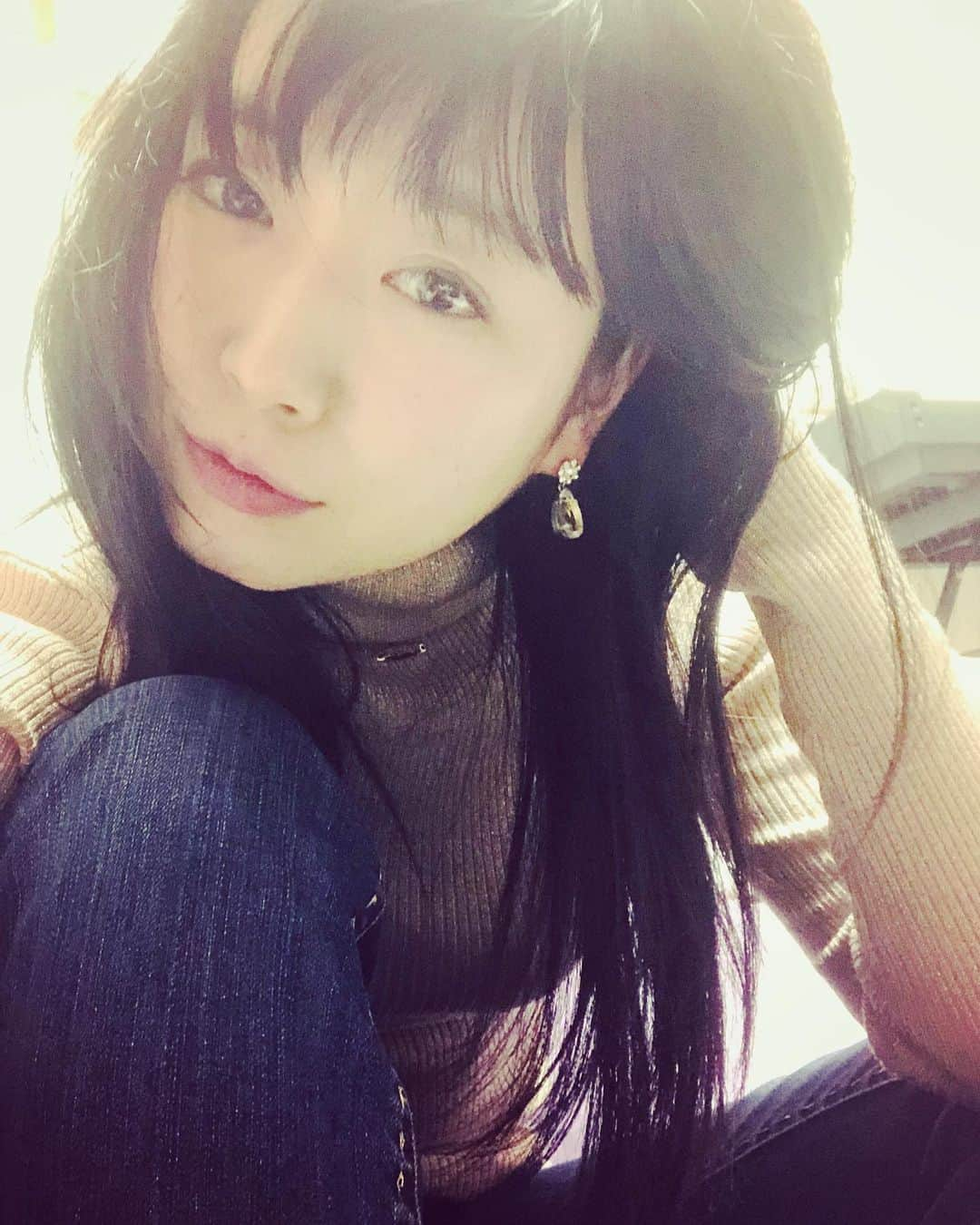 佐々木心音さんのインスタグラム写真 - (佐々木心音Instagram)「この髪型にも慣れてきた。 . 毎日パタパタしてるけど 大切に生きよう。 . この瞬間は 二度とやって来ないから。 . 出会ってくれてありがとう。 全ての人へ。 . . . #goldknit #genes #👖 #thankssomuch #japanesegirl #actress #singersongwriter #kokonesasaki #ゴールドニット #お気に入りピアス #ジーパン女子 #これを見てる皆に #出逢ってくれてありがとう #声を大にして言いたい #毎日を大切に #楽しむぞ #佐々木心音」1月16日 15時38分 - sasakikokone