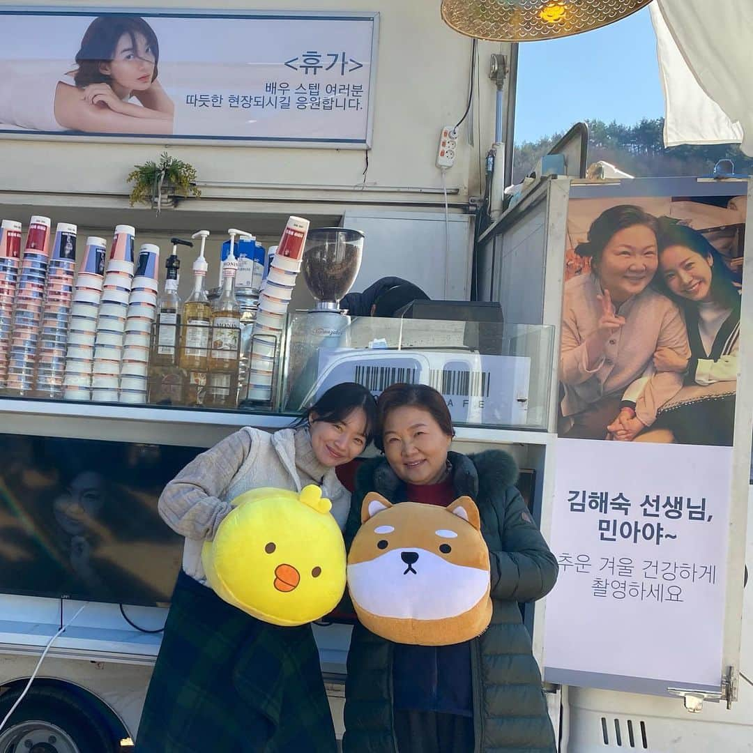 シン・ミナさんのインスタグラム写真 - (シン・ミナInstagram)「지민언니 고마워요 !!💛🧡 #영화휴가첫커피차 ☕️🍵✨ @roma.emo 🙆‍♀️」1月16日 15時47分 - illusomina