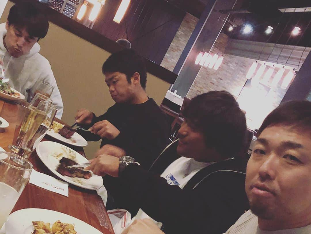 金子千尋さんのインスタグラム写真 - (金子千尋Instagram)「本日、チーム平田とLAでdinnerを共にしました🍴 ． #チーム平田と勝手に言ってる #チーム大阪桐蔭とも言う #チームドラゴンズの中に #チームファイターズが1人いる #チームLA自主トレ #チーム根尾くんとにかくよく食べる #そして若い！ #16コ？17コ？歳下😱 #高校2年の時に産まれている😳 #ちょうど春のセンバツに出た年 #セガレ世代の野球少年のヒーロー #セガレは小6 #大阪住んでる時にセガレと背番号の話になって #背番号何番がいい？ #って聞いたら #6番❗️ って、 #根尾くんの背番号だから！ って #余談でした」1月16日 15時58分 - kanekochihiro_official