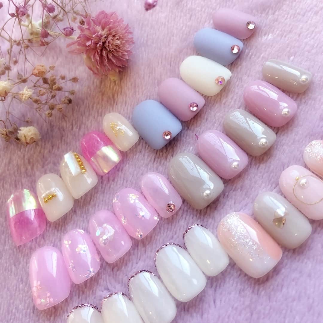 nailsalon malva（ネイルサロンマルヴァ）さんのインスタグラム写真 - (nailsalon malva（ネイルサロンマルヴァ）Instagram)「カクテルSPA付き﻿⠀ small size ﻿⠀ シンプルアートコース⠀﻿⠀ ﻿⠀ 〜爪が小さい方の為のコース〜⠀﻿⠀ ﻿⠀ ﻿⠀ ﻿⠀ ﻿⠀ ⠀﻿⠀ 〜コース内容〜⠀﻿⠀ ⠀﻿⠀ 爪の形を整える→﻿⠀ ウォーターケア→﻿⠀ ジェルネイル→﻿⠀ カクテルSPA⠀﻿⠀ ﻿⠀ 90分　¥8800⠀﻿⠀ ⠀﻿⠀ ⠀﻿⠀ ⠀﻿⠀ OMDのprofessional spaの﻿⠀ ショートバージョンつき✨﻿⠀ ﻿⠀ 24通りの中から、﻿⠀ 1人1人に合わせた、肌が飲みたいカクテルSPAがセットになってます☺️ ﻿⠀ ウォーターケアをしていくので、﻿⠀ 全体的にケアを重視したコースです✨⠀﻿⠀ ⠀﻿⠀ 爪だけでなく手全体をきれいにする事を目的としているコースでシンプルめなデザインのネイルをセットにできます😌⠀﻿⠀ ﻿⠀ ﻿⠀ コースのアートは﻿⠀ 専用サンプルの中から﻿⠀ 選んで頂くか、⠀﻿⠀ HPのタグ検索⠀﻿⠀ 《small size シンプルアートコース対応可能》で検索してヒットしたものもご予約可能です🙆‍♀️ ⠀﻿⠀ ﻿⠀ ﻿⠀ ●このコースの当店オフ10本（付け替え時のみ）⠀﻿⠀ 15分　¥2200 ⠀﻿⠀ ⠀﻿⠀ ●対象より爪の大きさが大きくなる方がご利用の場合、＋¥2200〜となります⠀。﻿⠀ 詳しくはアメブロご覧ください✨﻿⠀ 写真のタグをクリックでご覧いただけます♪﻿⠀ ﻿⠀ ﻿⠀ ﻿⠀ ﻿⠀ 𝐬𝐰𝐢𝐩𝐞で動画もご覧ください☺︎﻿⠀ ﻿⠀ ﻿⠀ ﻿⠀ ♥ 𝐧𝐚𝐢𝐥 𝐬𝐚𝐥𝐨𝐧 𝐦𝐚𝐥𝐯𝐚 ♥﻿⠀ ﻿⠀ ⠀﻿⠀ ご予約はLINEから﻿⠀ LINE ID→《@malvaで検索🔍》⠀﻿⠀ ⠀﻿⠀ キャンペーンネイル・料金表は﻿⠀ HPからご覧ください✯*･ :.｡⠀﻿⠀ ▶︎http://www.malvanail.com/sp/⠀﻿⠀ ⠀﻿⠀ #malva#nailsalonmalva#ネイル#nail#nailart#naildesign#nailstagram#beautysalonmalva#gel#ハンドスパ#ネイルデザイン#ストレッチ#ネイルサロン#ネイルチップ#森絵里香#malvaネイル#お洒落ネイル#爪#美甲#深爪#冬ネイル#네일#爪の悩み#甲油#短い爪#beauty#エニシーグローパック正規取扱店#エニシーグローパック#リアムール正規取扱店#エキスパートローション﻿⠀」1月16日 16時00分 - malva_nail