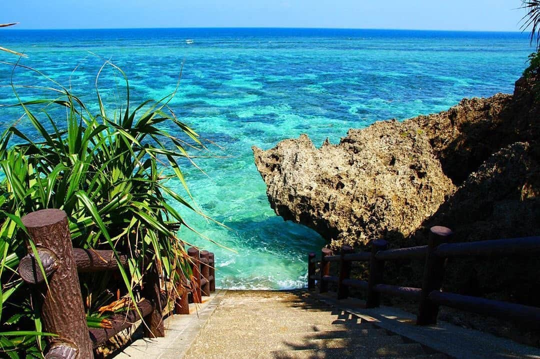 Be.okinawaさんのインスタグラム写真 - (Be.okinawaInstagram)「A stairway leading down to the beautiful waters of Shinbiji. Just looking at them makes you want to dip your toes in! 📷:@kenji_itou_ 📍:Shinbiji, Irabu Island  Irabu Island is the second-largest island in the Miyako Islands, and can be reached by car from the main island of Miyako!  #seastairs #irabuisland #shinbiji #伊良部島 #신비지 #이라부섬 #シンビジ #宮古 #snorkelingspot #miyakojima #beokinawa #visitokinawa」1月16日 16時03分 - visitokinawajapan