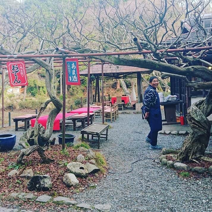 石原祐美子さんのインスタグラム写真 - (石原祐美子Instagram)「大原野神社に行ったら必ず食べるべきよもぎ団子😋 ・ ・ 色鮮やかで柔らかくてとってもおいしくて、お母さんのキャラクターも最高です✨ ・ ・ この模様は昔から代々引き継がれている「型」で押されたもの。製法もこの地に代々引き継がれているまんまだそうです☺ 形はお餅のようですが、米粉から作られてるのでこれはお団子🍡 そういえば、餅と団子の違い、ちゃんと考えたことなかったー😳💦 ・ ・ #京都グルメ #京都和菓子 #よもぎ団子 #団子 #和菓子 #kyoto #dango #wagashi  #大原野神社 #神社 #春日乃茶屋 #京都大原野 #京都スイーツ #京都洛西 #食べスタグラム ・ ・ #京街Diary #KBS京都テレビ #毎週木曜日23時から放送中 #見てね💕」1月16日 16時09分 - chiki2johnny14