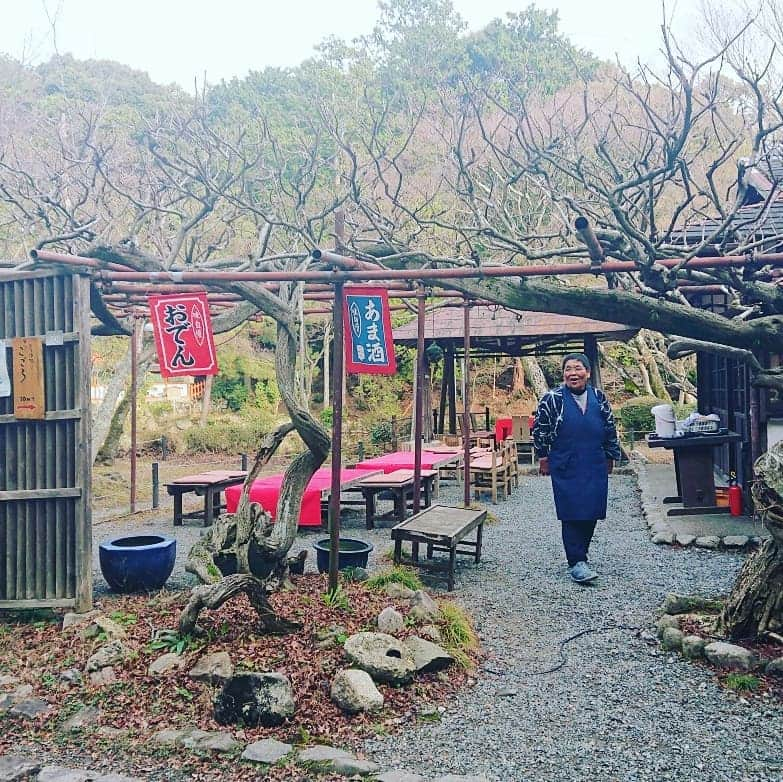 石原祐美子さんのインスタグラム写真 - (石原祐美子Instagram)「大原野神社に行ったら必ず食べるべきよもぎ団子😋 ・ ・ 色鮮やかで柔らかくてとってもおいしくて、お母さんのキャラクターも最高です✨ ・ ・ この模様は昔から代々引き継がれている「型」で押されたもの。製法もこの地に代々引き継がれているまんまだそうです☺ 形はお餅のようですが、米粉から作られてるのでこれはお団子🍡 そういえば、餅と団子の違い、ちゃんと考えたことなかったー😳💦 ・ ・ #京都グルメ #京都和菓子 #よもぎ団子 #団子 #和菓子 #kyoto #dango #wagashi  #大原野神社 #神社 #春日乃茶屋 #京都大原野 #京都スイーツ #京都洛西 #食べスタグラム ・ ・ #京街Diary #KBS京都テレビ #毎週木曜日23時から放送中 #見てね💕」1月16日 16時09分 - chiki2johnny14