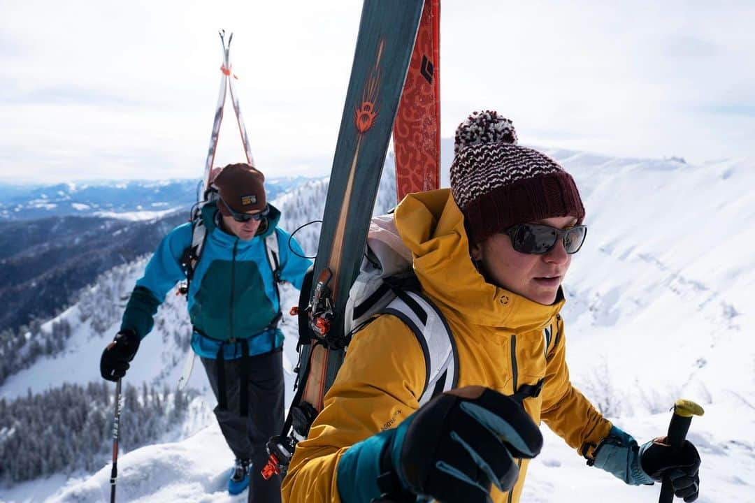 マウンテンハードウェアのインスタグラム：「Keep up the momentum of the new year—start small and aspire to the whole package. Winter accessories are the simplest way to kick off your kit goals, and our selection of beanies, brims, gaiters, and gloves can help get your head in the game for bigger adventures. Photo: @fishercreative.」