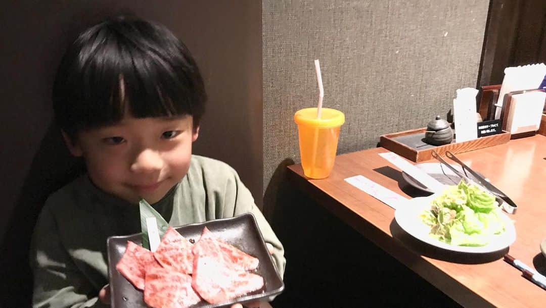 神野美伽さんのインスタグラム写真 - (神野美伽Instagram)「一昨日の晩、5歳の甥とふたりで焼肉❗️ コンサート前のエネルギー補給。  #焼肉 ＠デート　@oishiioishii_official」1月17日 1時48分 - mika_shinno_japan