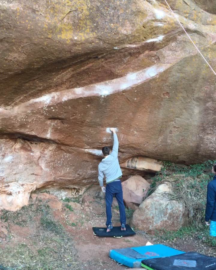 ヤン・ホイヤーのインスタグラム：「As you can see I’m in Siurana on a sport climbing trip 😜 I always looked at this roadside boulder on the way to Siurana. Driving up today I told @mollyts123 I’d try it, if we ever drove past somebody trying it. A couple hours later on the way down we met @benjamin.roberts1  who had just enough pads and even a rope in place to check out the top 😂 @mammut_swiss1862  @madrockclimbing」