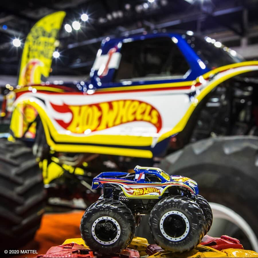 Hot Wheelsさんのインスタグラム写真 - (Hot WheelsInstagram)「New Year ➡️ New Look. V8 Bomber and Hot Wheels Racing #1 are back and BIGGER than ever. #HotWheelsMonsterTrucksLive  Get tickets: www.hotwheelsmonstertruckslive.com」1月17日 2時01分 - hotwheelsofficial