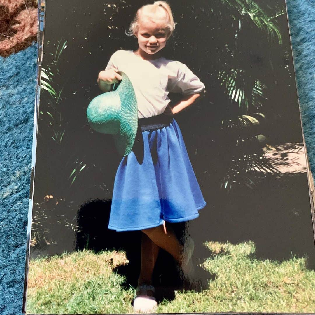 エミリー・デ・レイヴィンさんのインスタグラム写真 - (エミリー・デ・レイヴィンInstagram)「#tbt me at 5? 6? Years old. Workin’ the casual vacay pose 🤣#Australia #80s」1月17日 1時58分 - emiliede_ravin