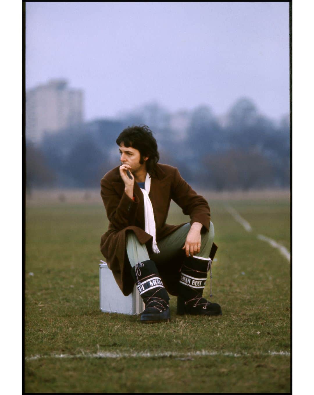 ポール・マッカートニーさんのインスタグラム写真 - (ポール・マッカートニーInstagram)「Paul in London, 1973. Photo by @LindaMcCartney #ThrowbackThursday #TBT #RedRoseSpeedway #PaulMcCartney #LindaMcCartney」1月17日 2時05分 - paulmccartney