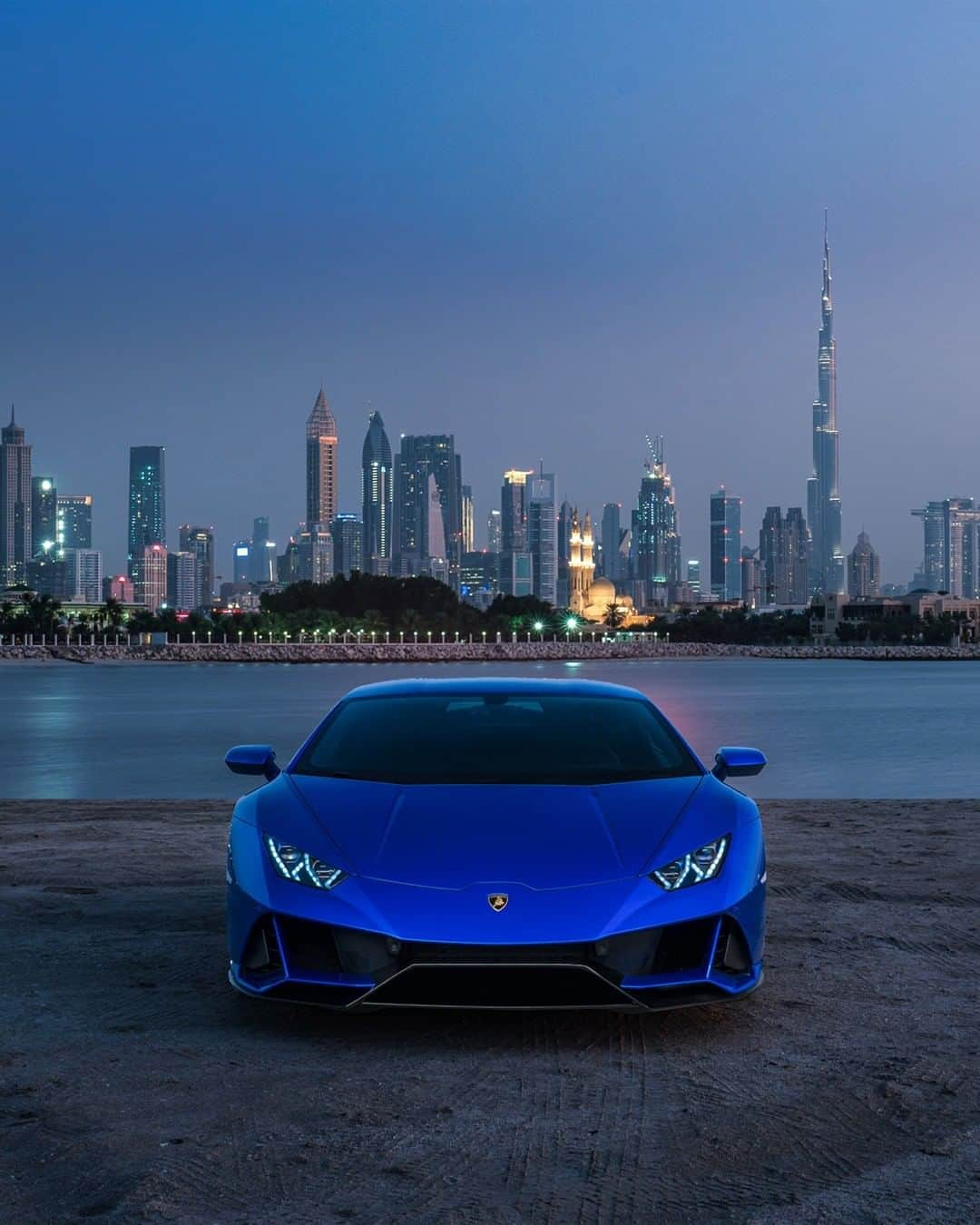 ランボルギーニさんのインスタグラム写真 - (ランボルギーニInstagram)「Nothing’s better than a breathtaking backdrop compliment its magnificent foreground. @pepperyandell captured the beauty of the Huracán EVO evolve from day to night.  #Lamborghini #HuracanEVO #EveryDayAmplified」1月17日 2時17分 - lamborghini