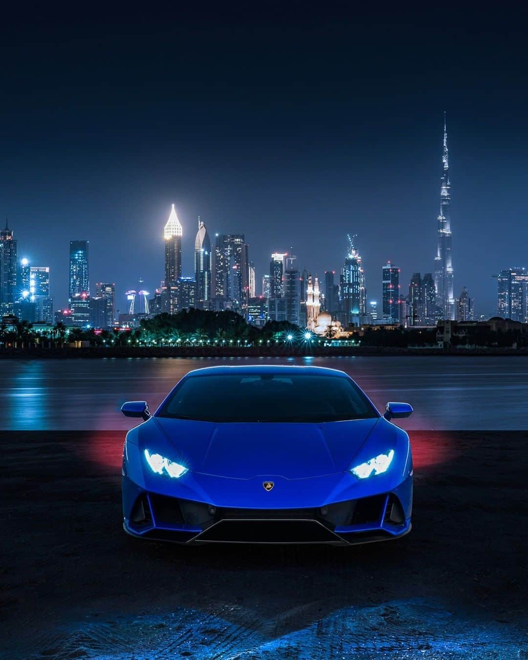 ランボルギーニさんのインスタグラム写真 - (ランボルギーニInstagram)「Nothing’s better than a breathtaking backdrop compliment its magnificent foreground. @pepperyandell captured the beauty of the Huracán EVO evolve from day to night.  #Lamborghini #HuracanEVO #EveryDayAmplified」1月17日 2時17分 - lamborghini