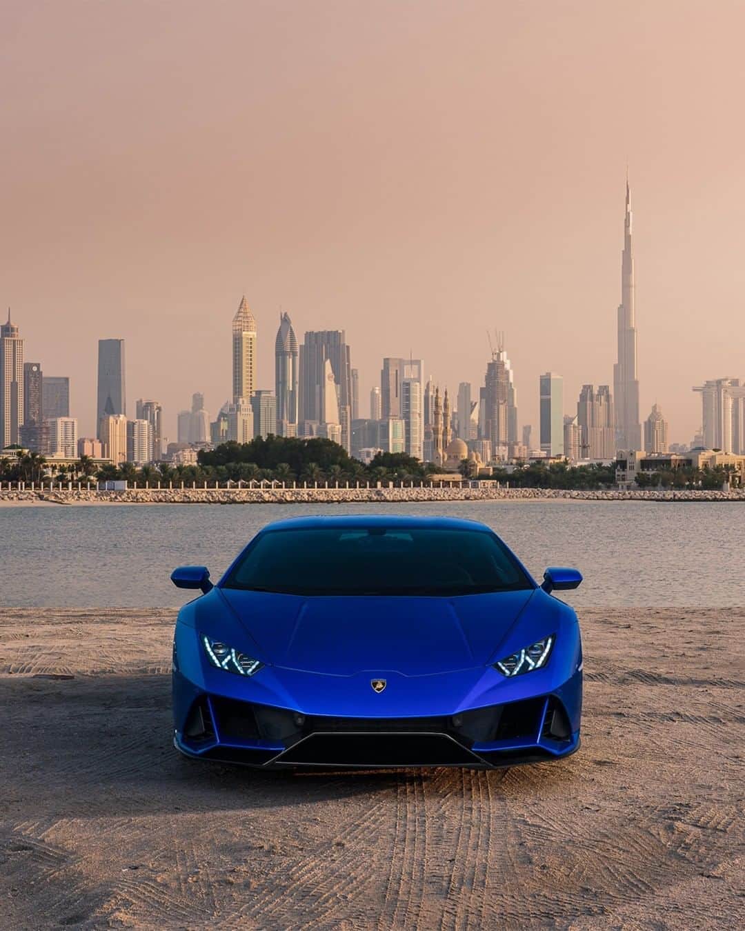 のインスタグラム：「Nothing’s better than a breathtaking backdrop compliment its magnificent foreground. @pepperyandell captured the beauty of the Huracán EVO evolve from day to night.  #Lamborghini #HuracanEVO #EveryDayAmplified」