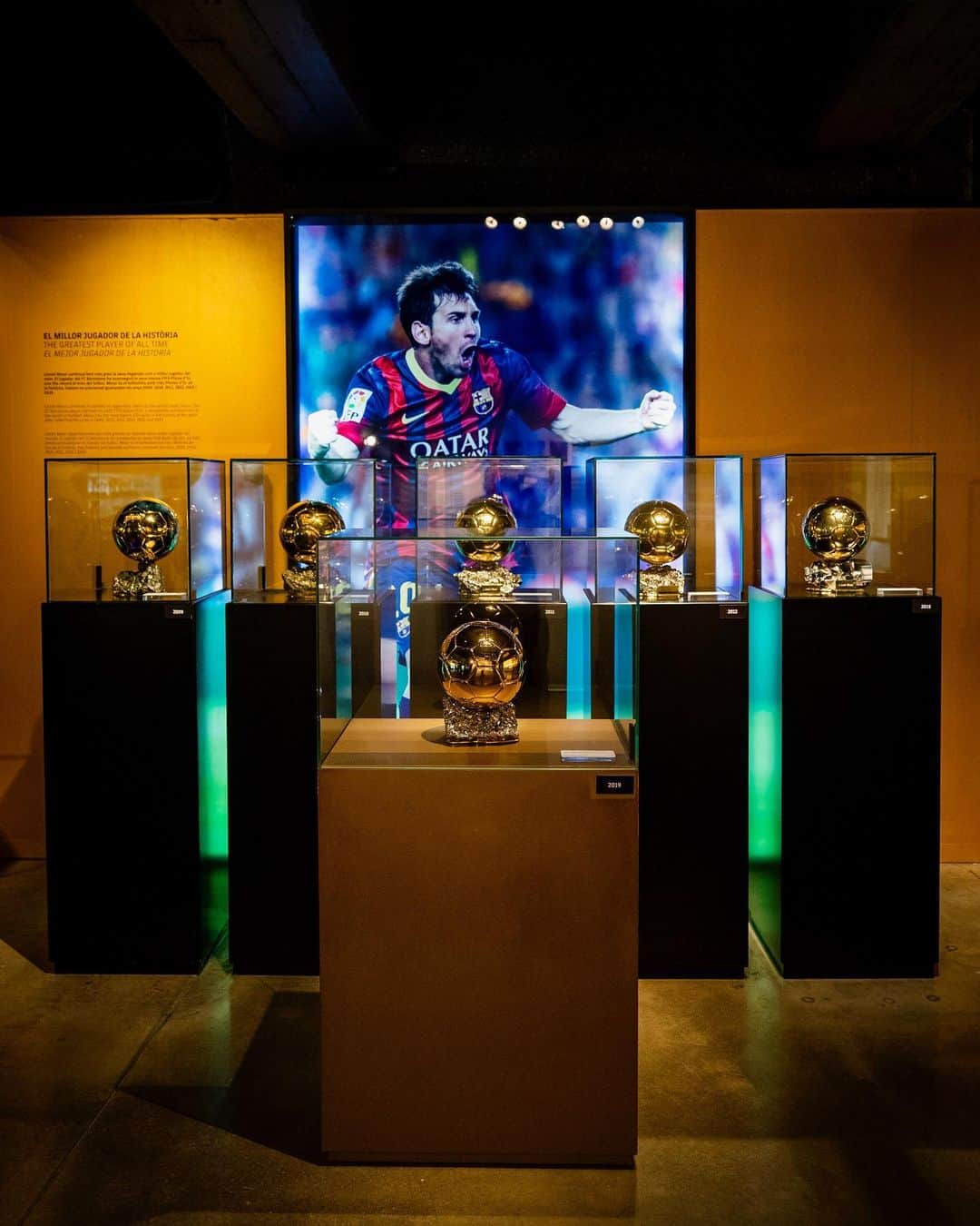 FCバルセロナさんのインスタグラム写真 - (FCバルセロナInstagram)「💫 @leomessi’s sixth Ballon d'Or on display at Barça Museum 💙❤️ ⭐️ El último Balón de Oro de Messi ya luce en el Museo del Barça La 6️⃣ Pilota d’Or de Messi, al Museu」1月17日 2時17分 - fcbarcelona