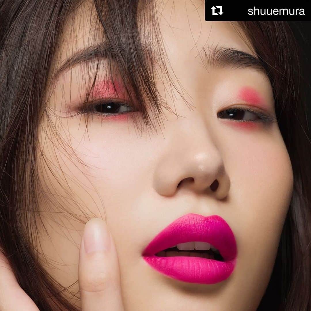 江原杏樹のインスタグラム：「#Repost @shuuemura with @get_repost ・・・ fuchsia profusion in every brush stroke. 🎨 one of the looks from our recent artist collaboration shoot with singapore-based makeup artist kim (@kimxmake). stay tuned for more. #shuuemura #shuartistry  #makeupartistcommunity #makeupartistry ⁠ @kimxmake 🥰」