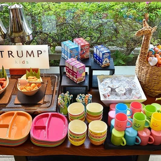 Trump Waikikiさんのインスタグラム写真 - (Trump WaikikiInstagram)「Our tiny tots enjoy the many offerings at the Trump Kids breakfast buffet at InYo Cafe.  It's available each day from 6:30 am to 10:30 am. #trumpwaikiki #inyocafe #trumpkids #breakfastbuffet #familytravel #multigenerationaltravel #neversettle  陰陽カフェのキッズ・ブレックファスト・ビュッフェにはワッフル、ソーセージなどお子様に人気のメニューを取り揃えております。営業は午前6時30分～10時30分。ご予約・詳細は808.683.7456 まで。 #陰陽カフェ #キッズブレックファストビュッフェ #トランプワイキキ #家族でハワイ #ハワイで朝食」1月17日 2時36分 - trumpwaikiki