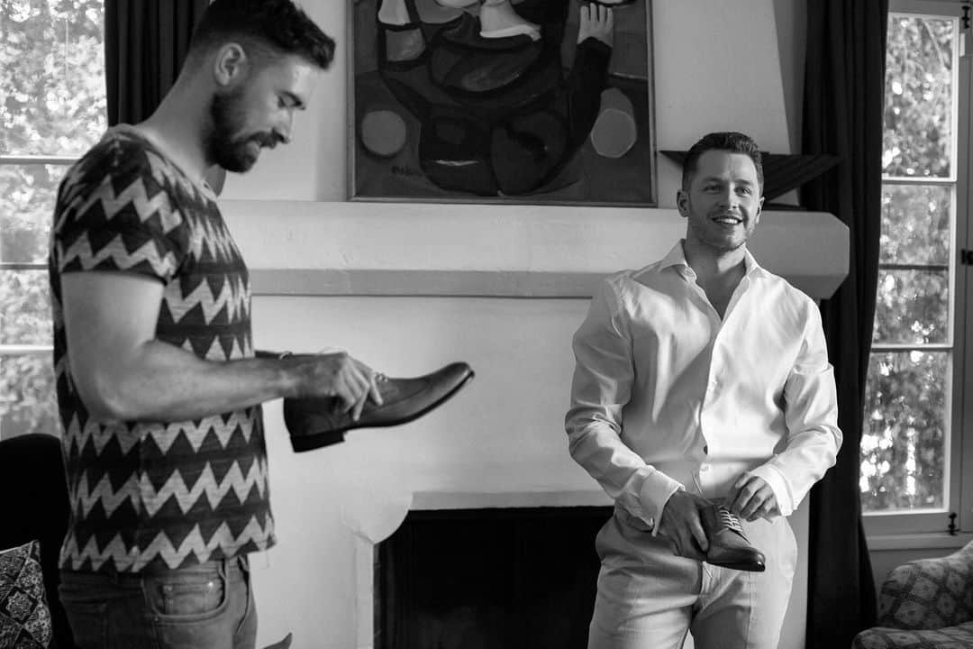 ジョシュア・ダラスのインスタグラム：「#tbt the great @warrenalfiebaker getting me suited and booted on my wedding day! #ginnifergoodwin #throwbackthursday Pic by @jeffvespa」