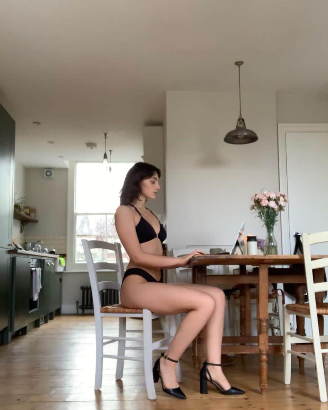 Amelia Zadroのインスタグラム：「At the office meeting agents & inspecting which markets are expanding there beauty size requirements 🤓 Mixed news to report back.. So far we have a few promising leads and a few questions about whether I could ‘lose a little’.. It’s a strange thing having your income linked to your hip measurements.. Is the modelling industry really changing to be more inclusive? Read more on my blog through the link in my bio 🦋」