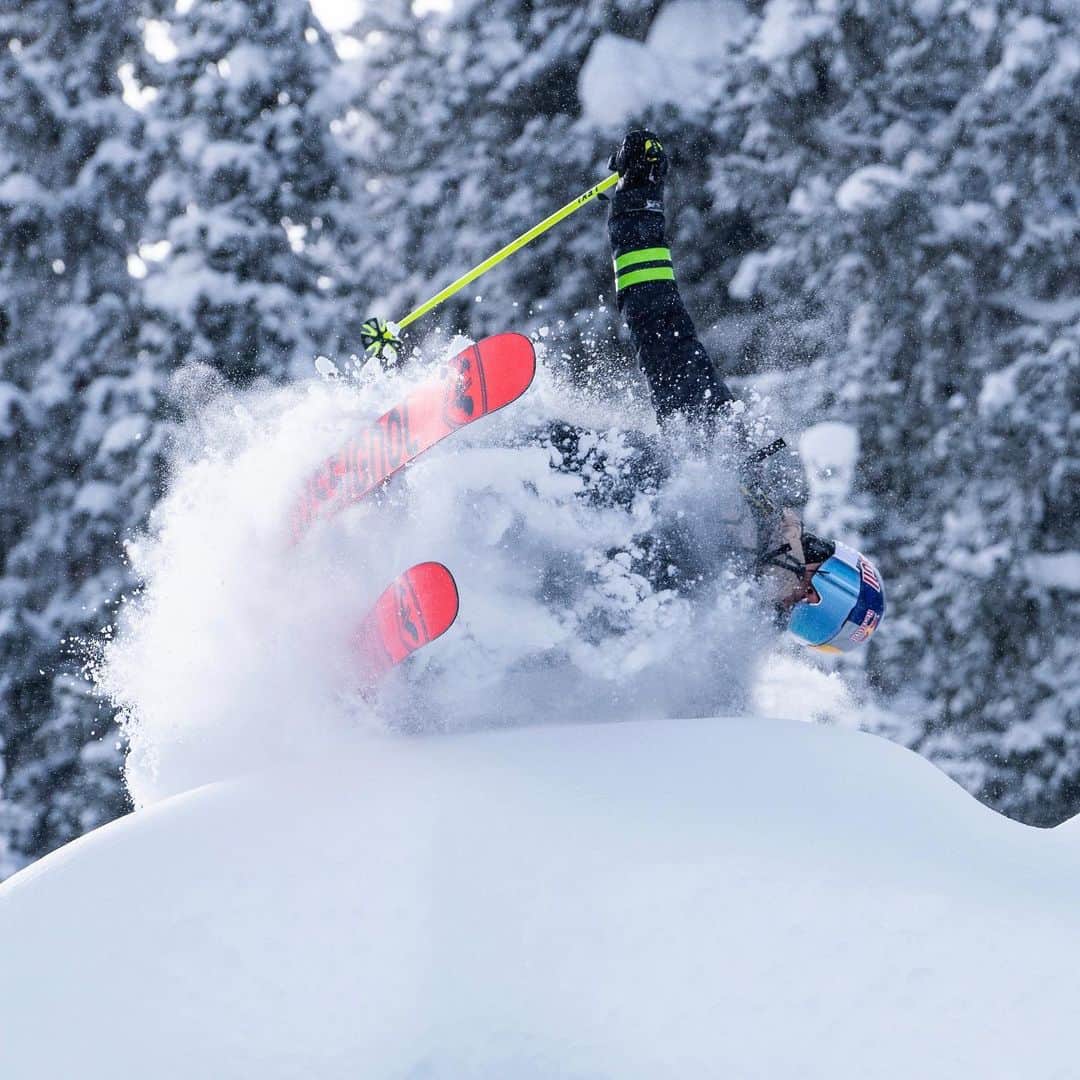 OAKLEYのインスタグラム：「Break on through. @loganpehota ❄👊 #OakleyPrizm #OneObsession」