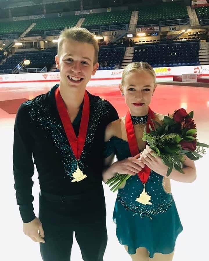 Mathieu Ostiguyのインスタグラム：「Il y a un an aujourd'hui... Précieux souvenir 🥰  J'avais mal au coeur, j'avais tellement mal dormi la veille, je n'avais aucun appétit (et oui, c'est possible 😅), les minutes passaient tellement beaucoup trop lentement, mais en bout de ligne, j'ai terminé cette journée en remportant les Championnats Canadiens avec la merveilleuse Chloe Choinard!」