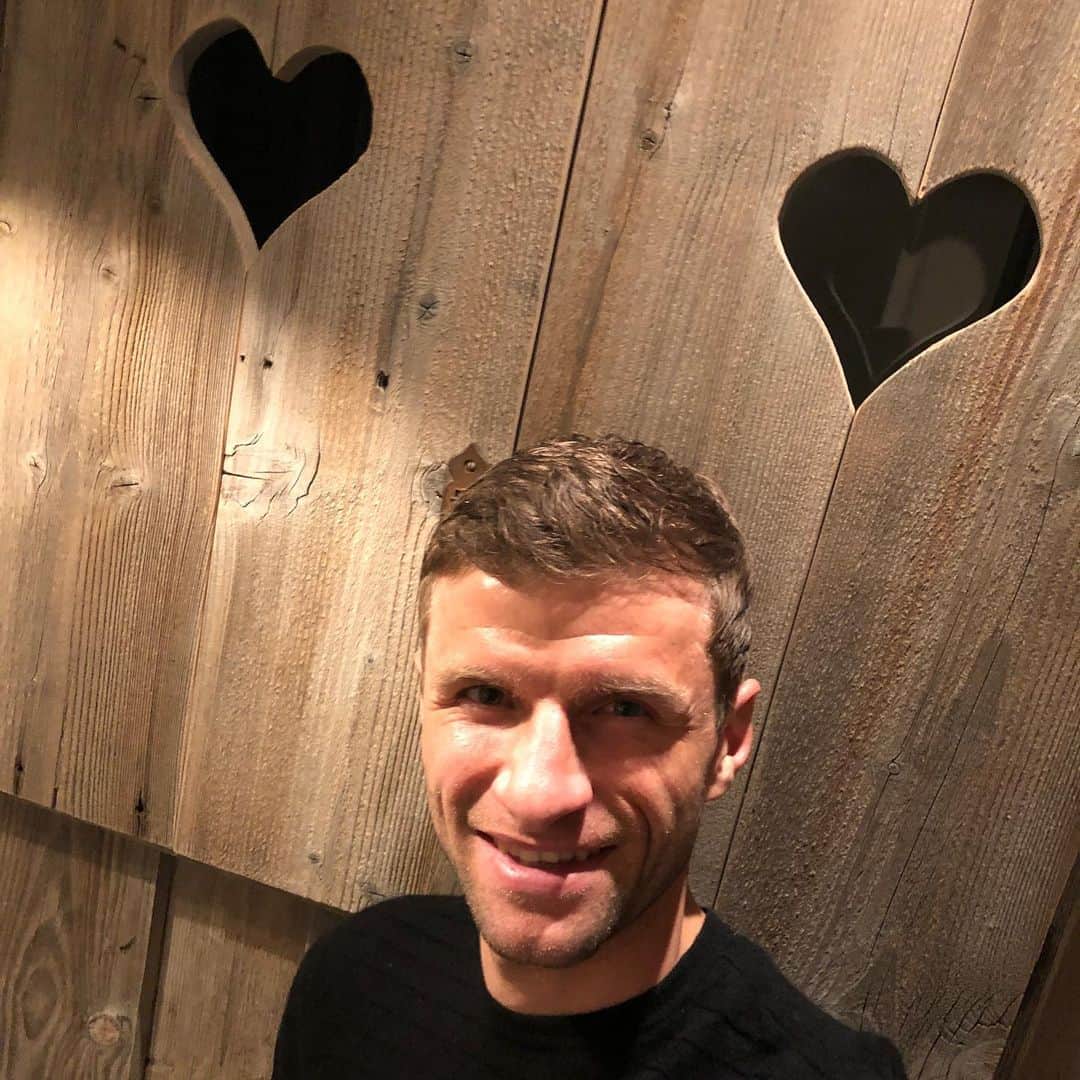 トーマス・ミュラーのインスタグラム：「All you need - ❤️ and a new haircut 🔪⚔️😜 #readyforbundesliga #haircut #friedhelmfunkel #styleblogger 😜#malwasganzanderes🙈」