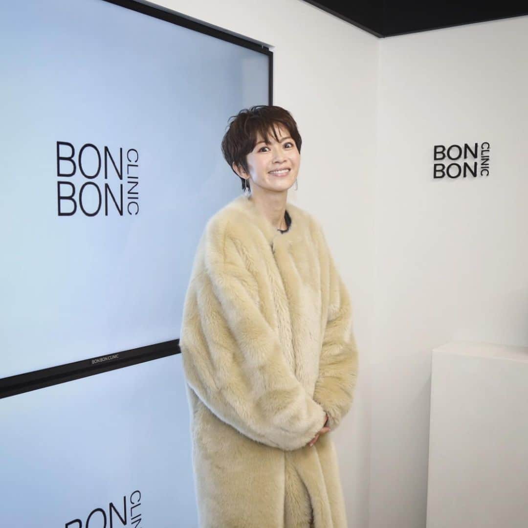 畑野ひろ子のインスタグラム：「銀座にオープンする @bonbonclinic のオープニングにお邪魔しました。スタイリッシュな空間で、時短で受けたい方向けメニューは、嬉しい！  #bonbonclinic #beautyclinic #銀座」