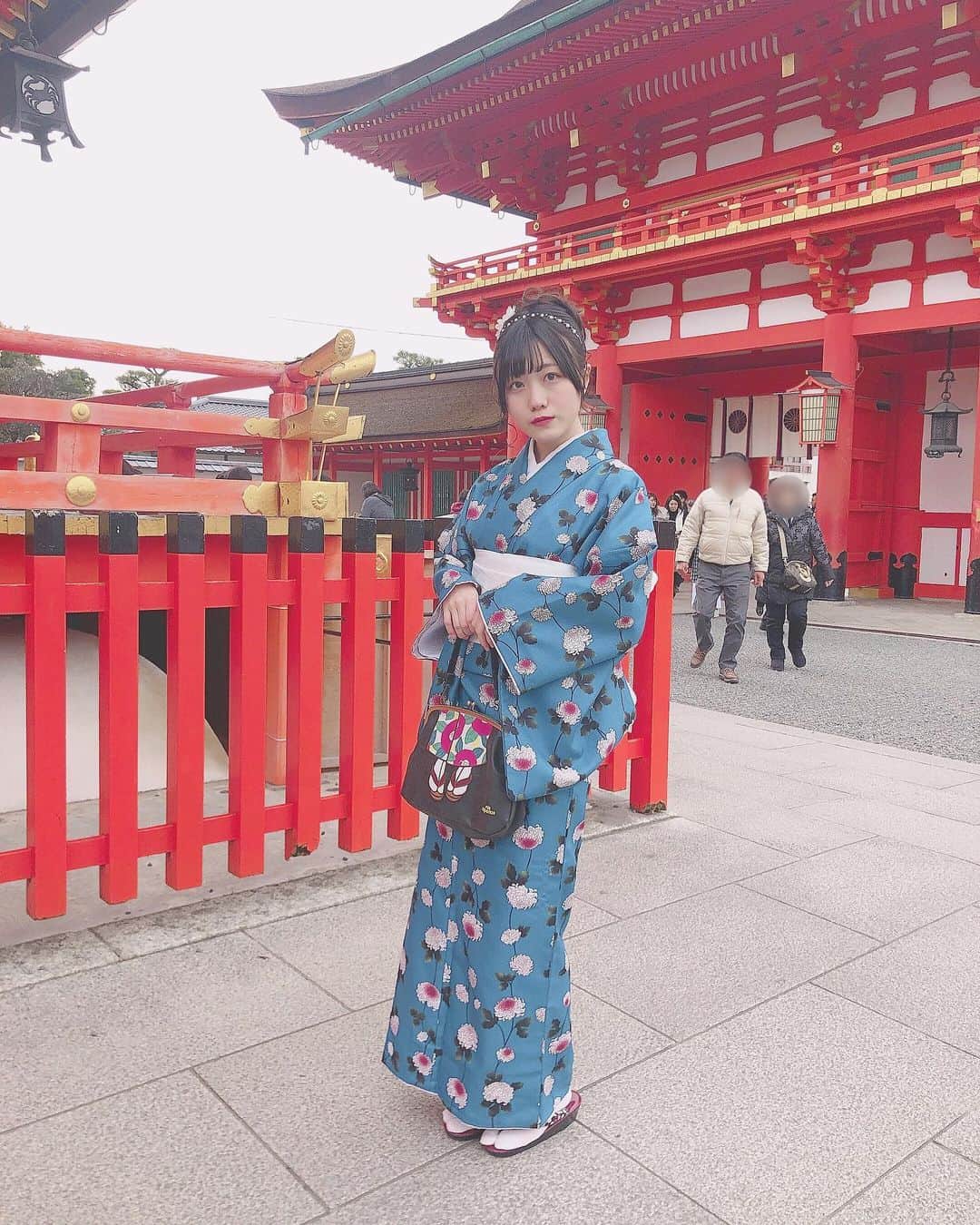 のインスタグラム：「🕊 全身写真 📷𓂃𓈒𓏸 . 着物には巾着みたいなバッグを想像してたんだけど、 こういう現代風のデザインのが流行りなんだって！ . 帯は超絶カラーを選んでみた 🤍🐭 . . 千本鳥居の所でちょうど人通りが少なくて ちりんが素敵な写真撮ってくれたの ！ . . . #伏見稲荷 #伏見稲荷大社 #千本鳥居 #京都 #京都観光 #Kyoto #着物 #着物コーディネート」