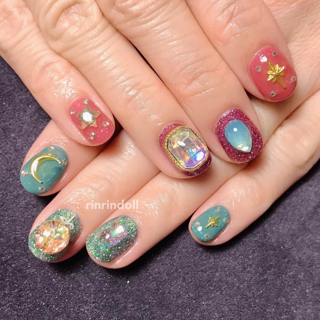 RinRinさんのインスタグラム写真 - (RinRinInstagram)「A little belated but these were my holiday nails for all of December by @kiyomi.lovl of @lovlnail ❄️✨ these were inspired by the new Anna Sui Black’s trio eyeshadow colors (have a video review on it up on my YouTube channel🎥✨) they’re very over-the-top bejeweled nails, perfect for all of the holiday events I was doing🙌🏻 . . 12月のネイル！ @lovlnail の @kiyomi.lovl さんに作ってくれました〜ありがとうございます！すごく豪華で、クリスマスイベントにぴったり🙌🏻✨ . . 💅🏻 #rinrindollnails . . #rinrindoll #lovlnail #shibuya #tokyo #japanesenailart #japanesenails #shibuyanailsalon #tokyonailsalon #渋谷 #渋谷ネイルサロン #東京ネイルサロン #東京 #ジェルネイル #クリスマスネイル #ホリデーネイル #冬ネイル #gelnails #christmasnails #holidaynails #japanesegel #japanesenailsalon #nails #ネイル」1月16日 18時19分 - rinrindoll
