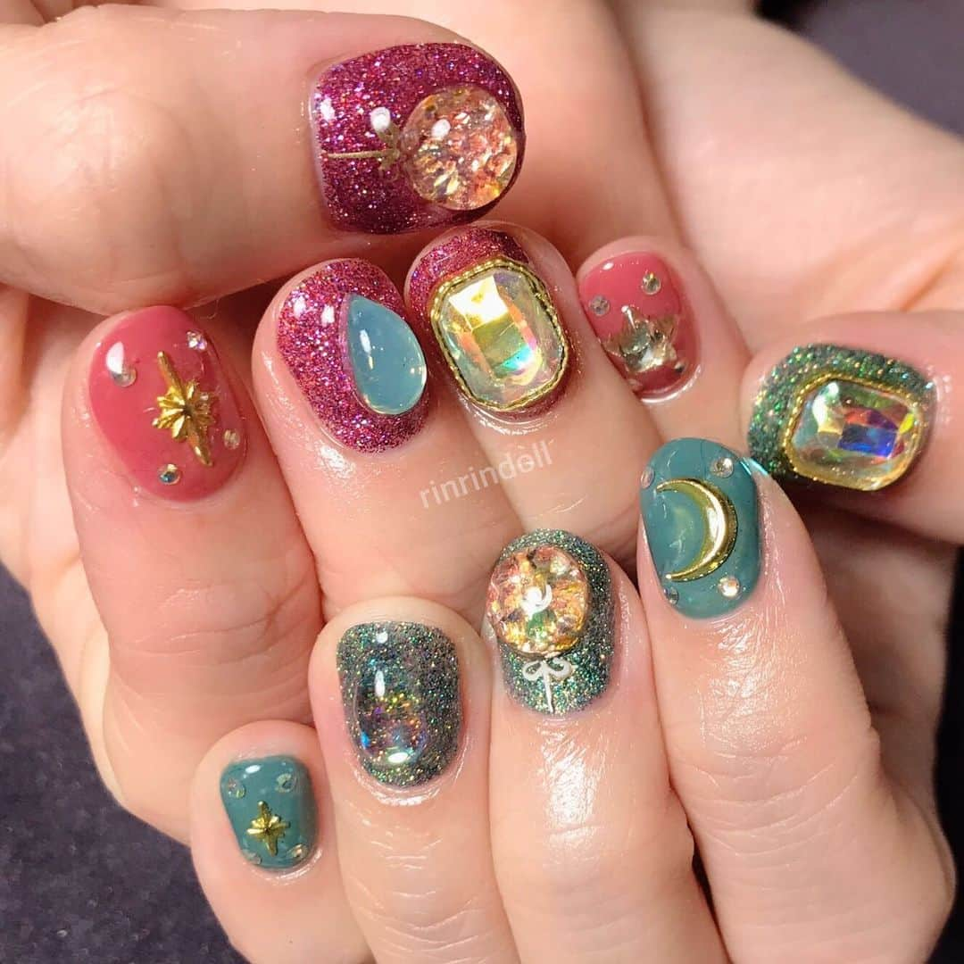 RinRinさんのインスタグラム写真 - (RinRinInstagram)「A little belated but these were my holiday nails for all of December by @kiyomi.lovl of @lovlnail ❄️✨ these were inspired by the new Anna Sui Black’s trio eyeshadow colors (have a video review on it up on my YouTube channel🎥✨) they’re very over-the-top bejeweled nails, perfect for all of the holiday events I was doing🙌🏻 . . 12月のネイル！ @lovlnail の @kiyomi.lovl さんに作ってくれました〜ありがとうございます！すごく豪華で、クリスマスイベントにぴったり🙌🏻✨ . . 💅🏻 #rinrindollnails . . #rinrindoll #lovlnail #shibuya #tokyo #japanesenailart #japanesenails #shibuyanailsalon #tokyonailsalon #渋谷 #渋谷ネイルサロン #東京ネイルサロン #東京 #ジェルネイル #クリスマスネイル #ホリデーネイル #冬ネイル #gelnails #christmasnails #holidaynails #japanesegel #japanesenailsalon #nails #ネイル」1月16日 18時19分 - rinrindoll